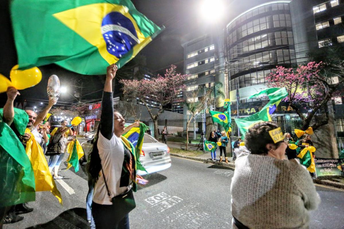 Ato do MBL em Curitiba: volta às ruas pelo Escola Sem Partido | Lineu FilhoTribuna do Paraná