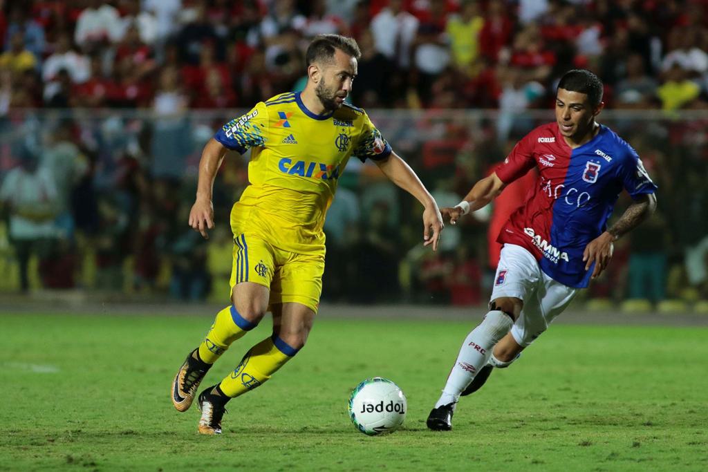 Éverton Ribeiro e Renatinho fizeram os gols do jogo no tempo normal. | GILSON BORBA/ESTADÃO CONTEÚDO