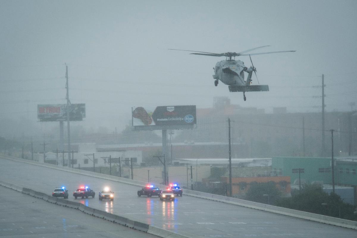 Moradores são resgatados ao longo da Tidwell Road, perto da rodovia 8 em Houston | Jabin Botsford/The Washington Post