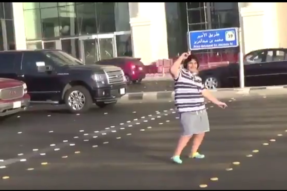 Adolescente é detido por dançar “Macarena” na Arábia Saudita Vídeo mostra menino de camisa listrada, shorts, crocs verdes e fones de ouvido, dançando o famoso hit “Macarena” frente a vários carros | Reprodução
