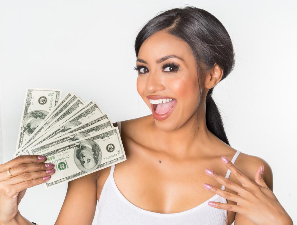 Se por um lado a evolução da renda afeta positivamente a felicidade, o desemprego e a desigualdade impactam negativamente, mostrou a pesquisa da FGV. | Bisgtock/