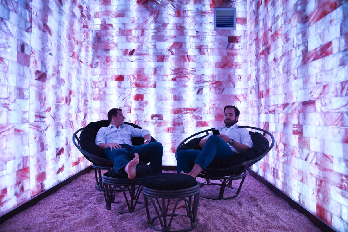 Erik Hess, à esquerda, e Marco Schnabl, da empresa automotiveMastermind, realizam uma reunião na “sala de sal do Himalaya” no Modrn Sanctuary, em Nova York. | HARRISOH HILLNYT