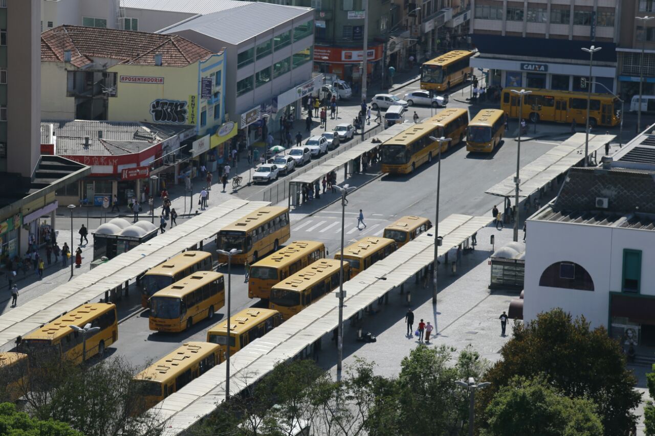 Ônibus parados na Praça Rui Barbosa na manhã desta segunda. | Jonathan Campos/Gazeta do Povo