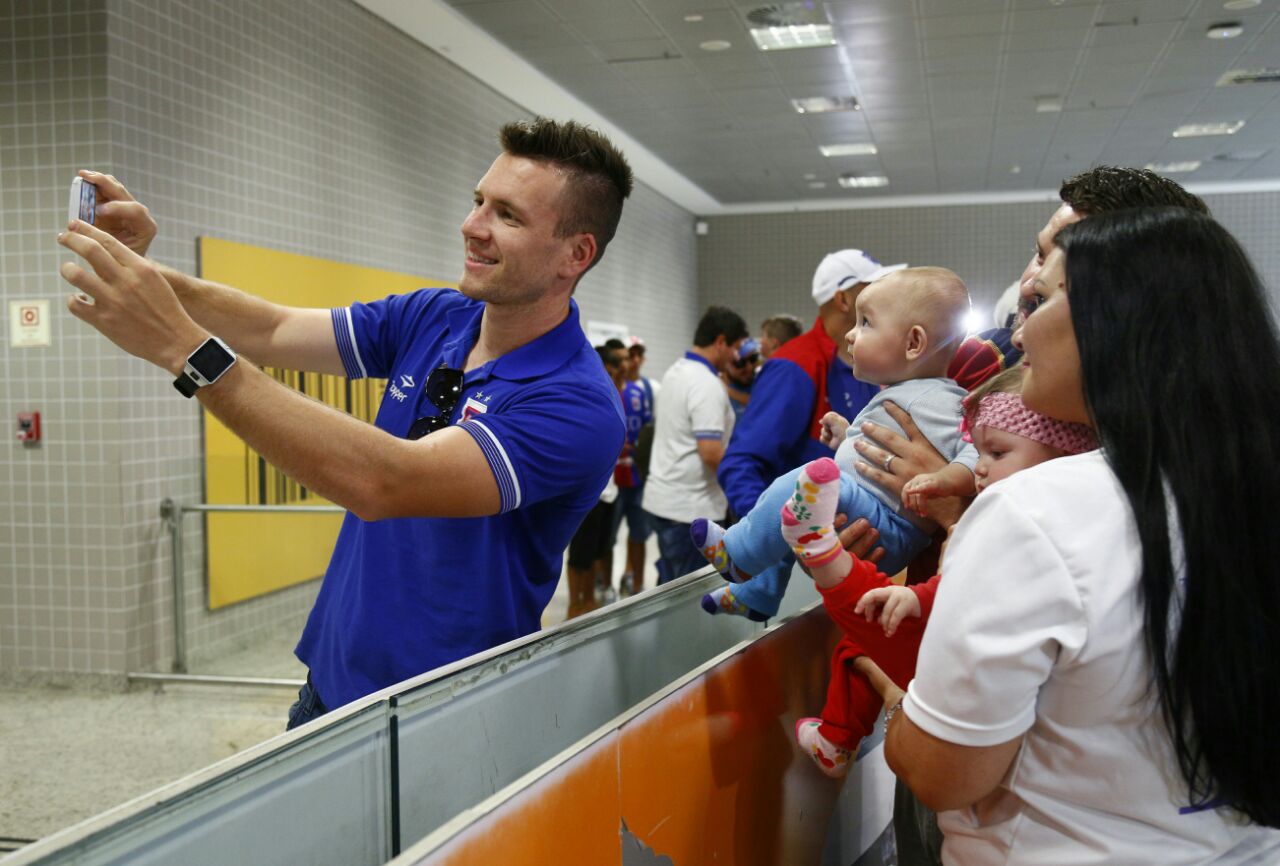 Eduardo Brock atende torcedor no aeroporto. | Aniele Nascimento/Gazeta do Povo