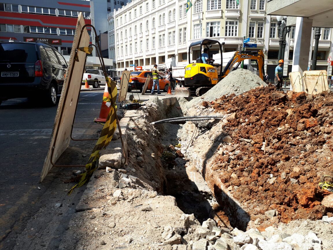 Equipes da Sanepar trabalham entre a rua Ébano Pereira e a rua Luiz Xavier | Cecília Tümler/Gazeta do Povo