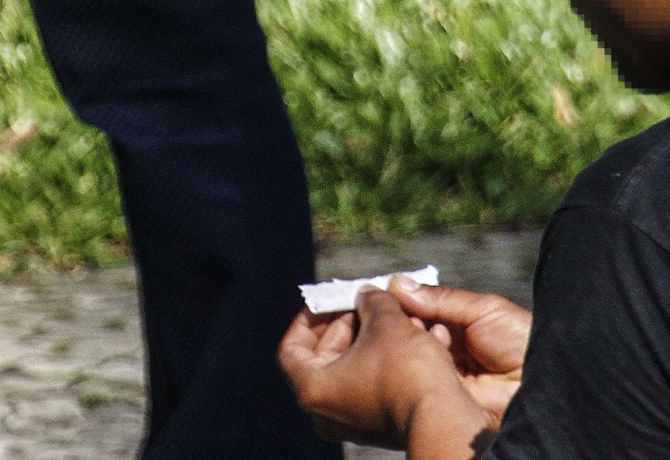 Consumo de drogas na Praça Carlos Gomes; foto de fevereiro de 2017 | Jonathan Campos/Gazeta do Povo