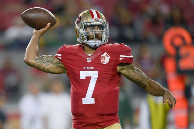 Colin Kaepernick foi criticado pela “politização do esporte” e até mesmo acusado de ser “antipatriótico” | THEARON W. HENDERSON/AFP