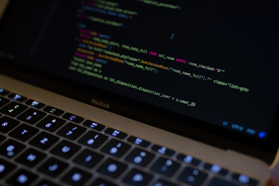 Uma linha de código transforma sites comuns em mineradores silenciosos que exaurem recursos do computador | Caspar Rubin/Unsplash