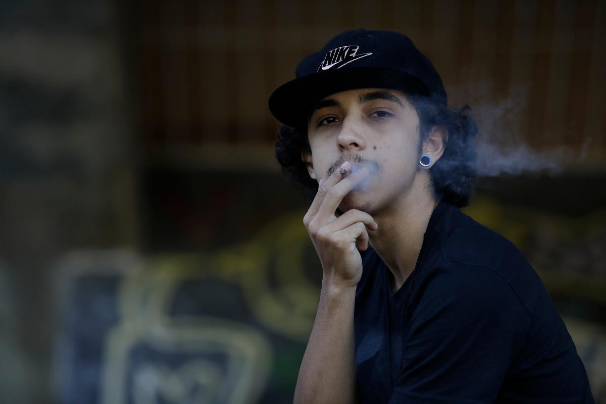 Estudante consome maconha no campus da UFBA | Lúcio Távora