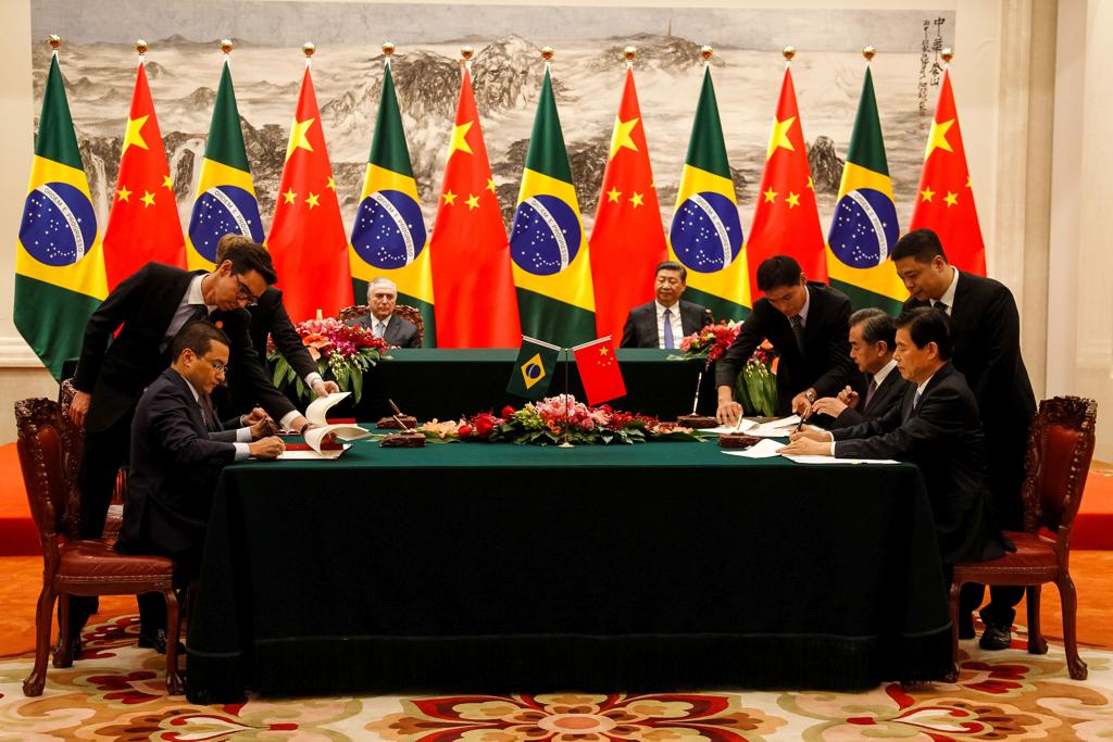 DE um lado da mesa, Michel Temer e brasileiros. Do outro, o presidente da China, Xi Jinping , e chineses. | Beto Barata/PR