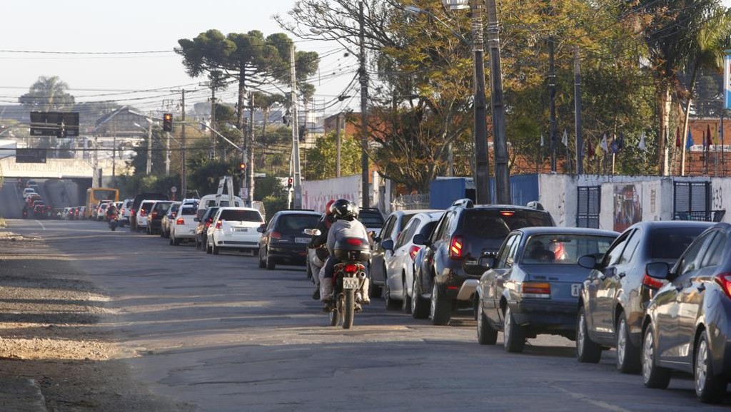 Sem o semáforo, motoristas levam o dobro do tempo para cruzar a região e formam enormes filas sob a Linha Verde | Aniele Nascimento/Gazeta do Povo
