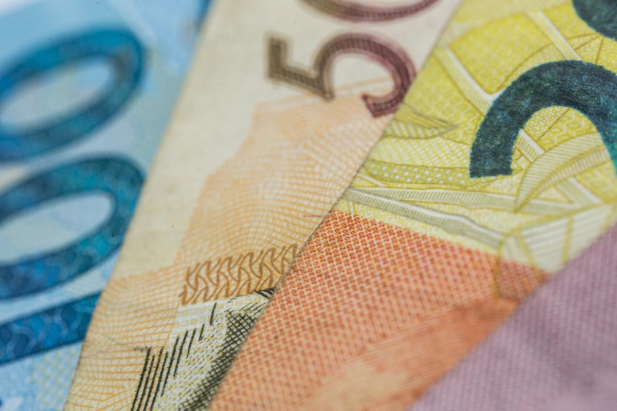 No simulador, o investidor poderá comparar a projeção de desempenho do título que escolheu com as principais alternativas de aplicação em renda fixa disponíveis no mercado — poupança, CDB, LCI/LCA e Fundo DI. | Marcelo AndradeGazeta do Povo