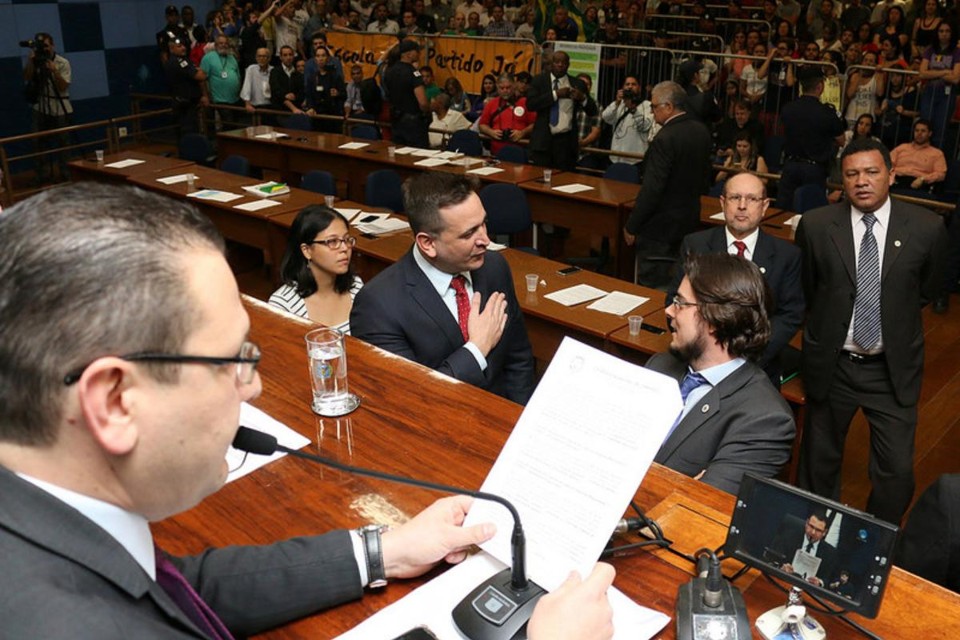 Sessão desta quarta-feira na Câmara de Campinas. Ao fundo, faixas contra o Escola Sem Partido | Câmara de Vereadores de Campinas