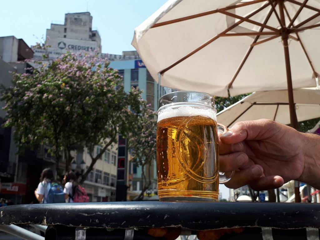 Carro-chefe de vários bares do Centro da cidade, chope é principal pedida durante dias de calor. | Cecília Tümler/Gazeta do Povo