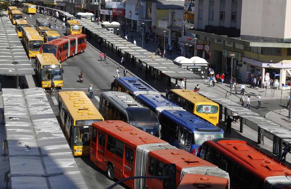 Ônibus parados na Praça Rui Barbosa: protesto nesta quarta será de tarde | Aniele Nascimento/Gazeta do Povo
