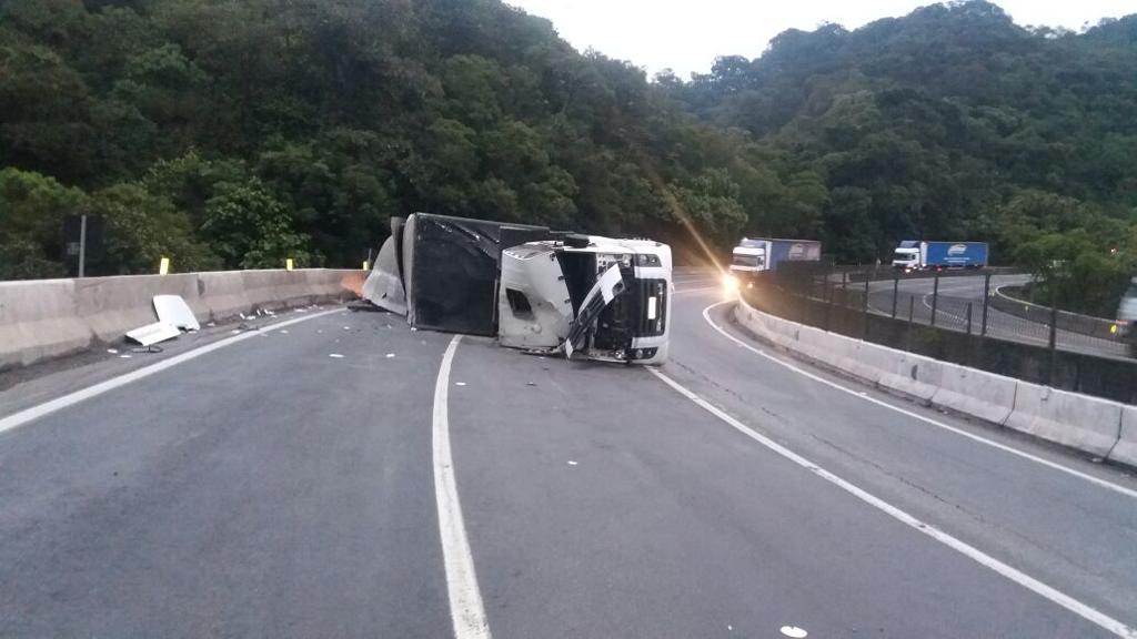 Caminhão que transportava equipamentos sonoros tombou no km 668 da BR-376 no início da manhã desta terça (26) | PRF/Divulgação