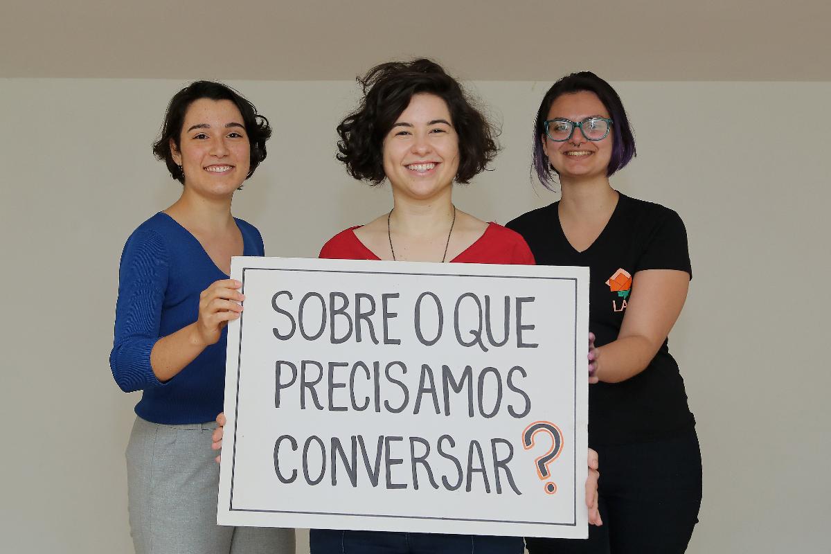 Maria Clara, Mariana e Nathiele (da esquerda para direita) participam de grupo que desenvolve ações para estimular a participação cidadã em Curitiba | Giuliano Gomes/Gazeta do Povo