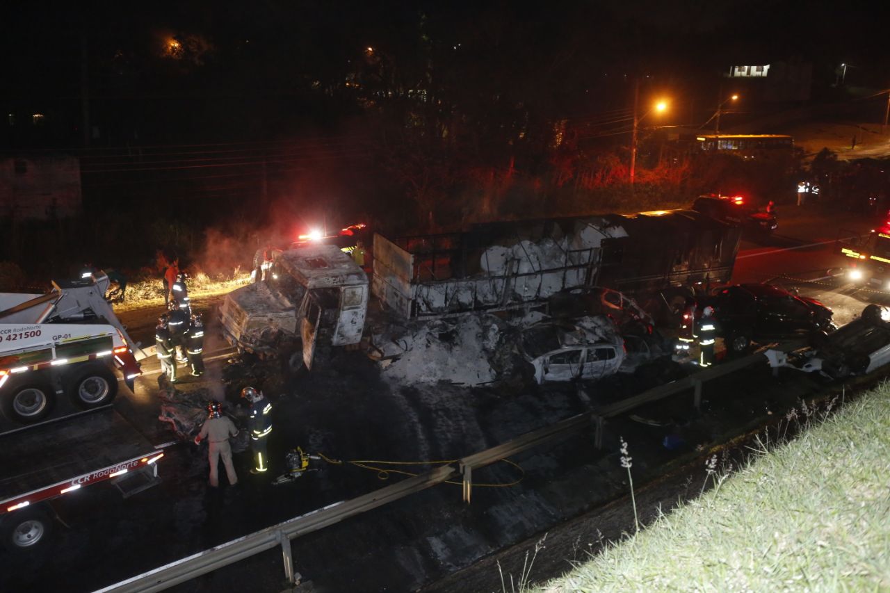 Engavetamento na BR-277 nesta quarta-feira (20) deixou dois mortos e envolveu cinco veículos | Lineu Filho/Tribuna do Paraná