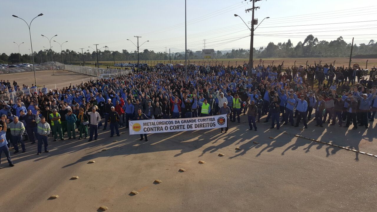 Metalúrgicos da Renault, na BR-277, participam de protesto | SMC/Divulgação