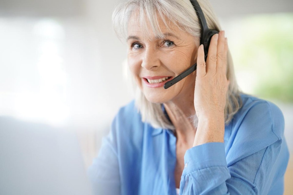 Multinacional recruta profissionais brasileiros com mais de 50 anos. As vagas são temporárias para o cargo de atendente de relacionamento. | Bigstock