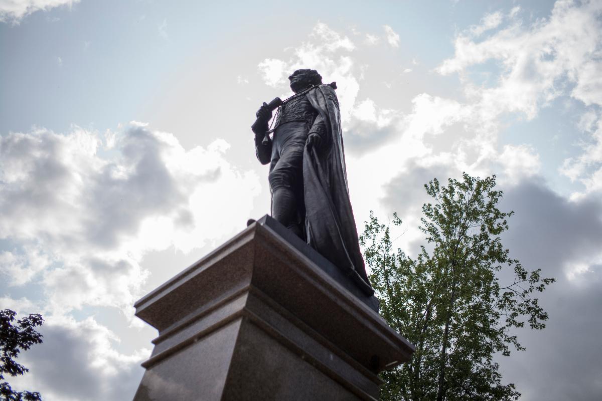 Estátua de Sir John A. Macdonald, primeiro ministro do Canadá, em Kingston, Ontário, Canadá. O uso amplo do nome e da imagem de Macdonald está sendo contestado por suas políticas em relação aos povos indígenas | IAN AUSTEN/NYT