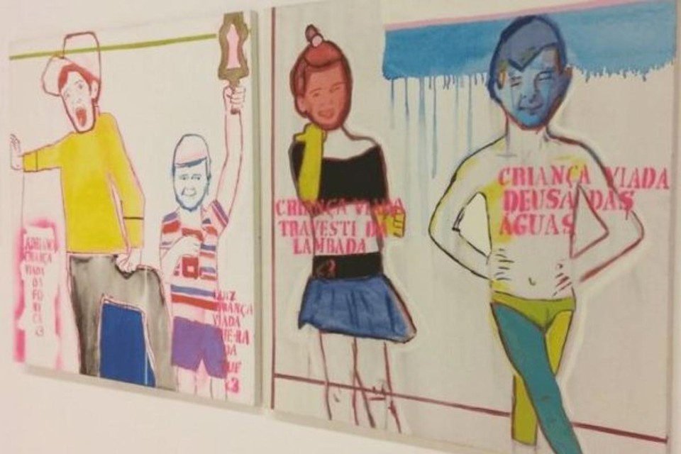 Obra “Travesti da Lambada e Deusa das Águas” (2013), de Bia Leite, que faz referência ao meme da internet “criança viada” |