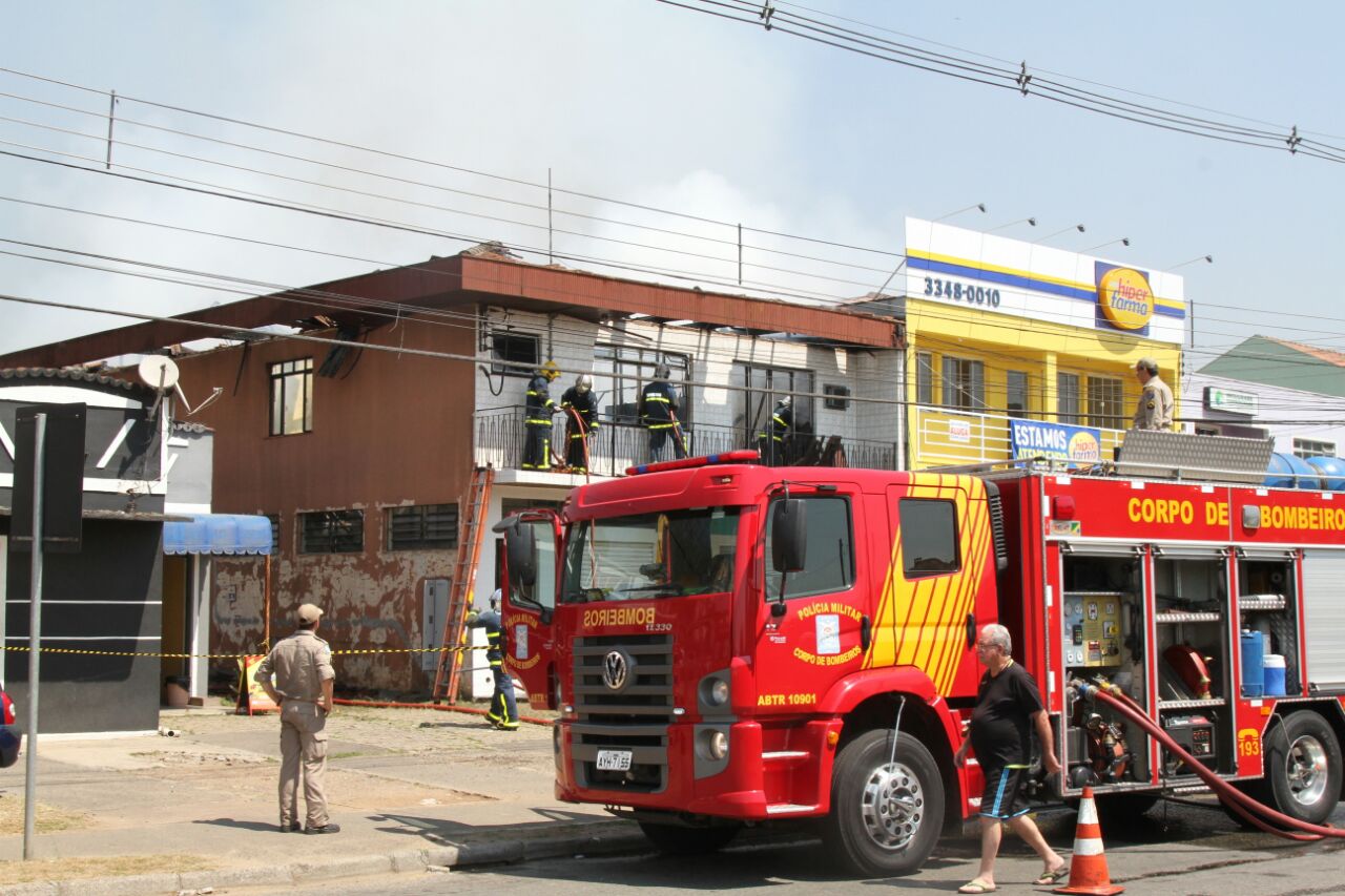 Fogo começou em casa que fica na parte de cima da unidade de saúde | Gerson Klaina/Gazeta do Povo