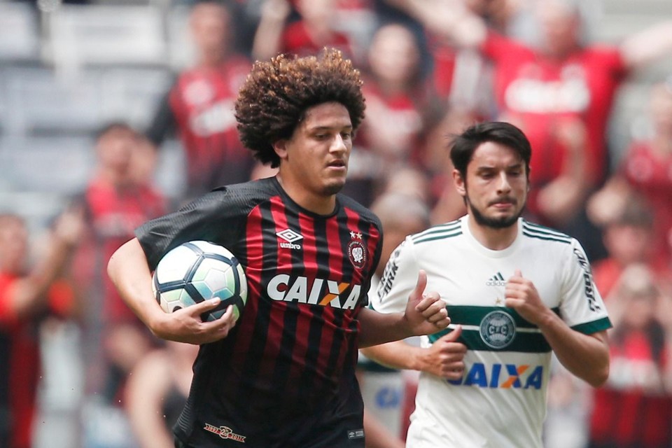 Gedoz empatou o clássico para o Atlético aos 40 minutos. | Albari Rosa/Gazeta do Povo