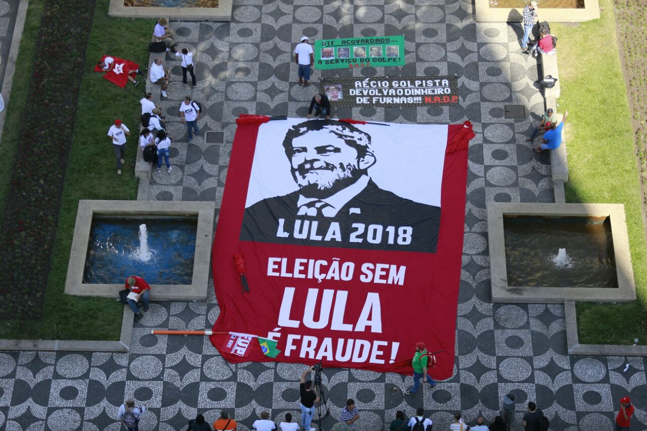 Bandeira estendida na praça Generoso Marques a favor do ex-presidente Lula. | Jonathan Campos/Gazeta do Povo/Arquivo