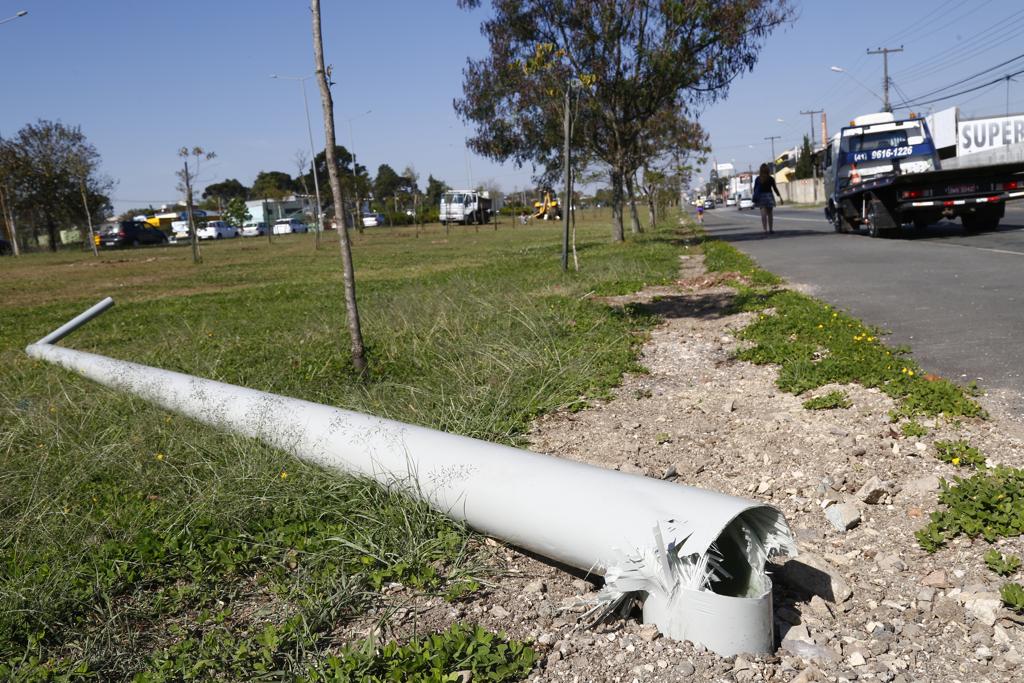 Poste de fibra serrado por ladrões na ciclovia da Linha Verde. | Aniele Nascimento/Gazeta do Povo