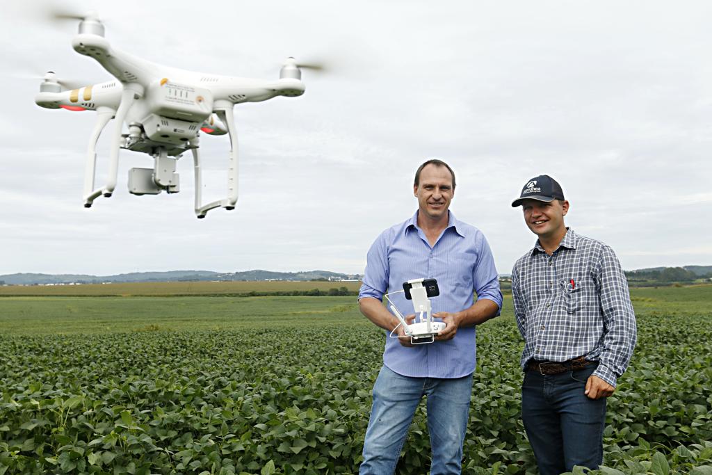 Produtor Carlos Henrique Kugler e agrônomo Lucas Simão Hubert (de boné) utilizam drone no município de Castro | Arquivo/Gazeta do Povo