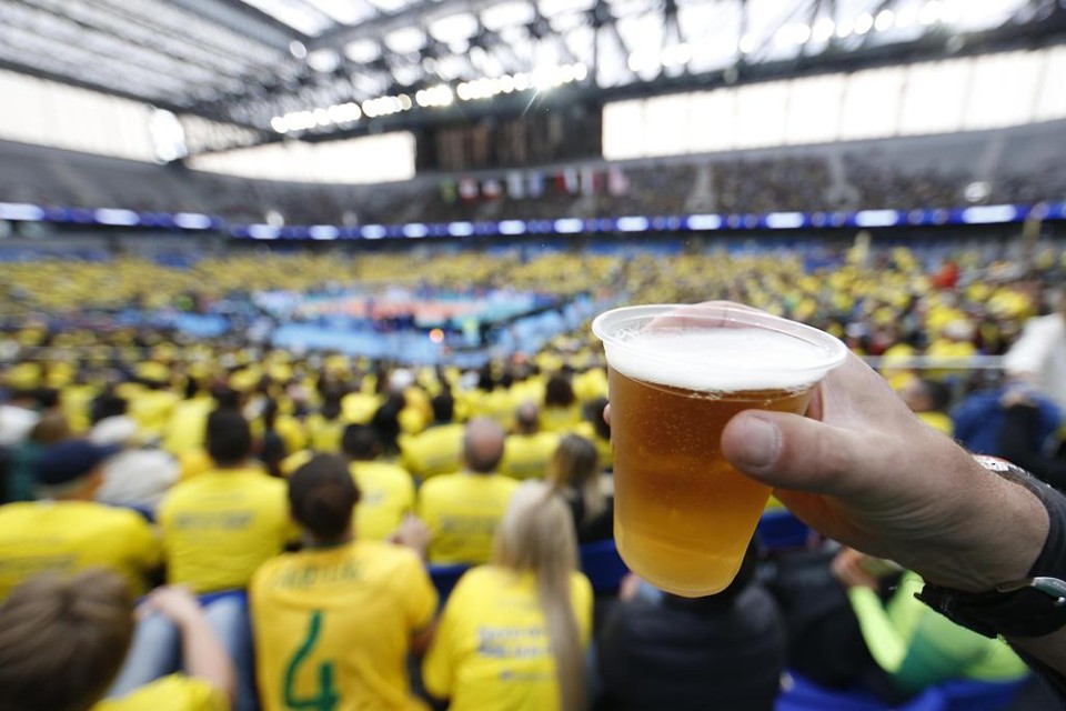 Já liberada na Liga Mundial de Vôlei, na Arena da Baixada, a cerveja agora pode voltar aos jogos de futebol. | Albari Rosa/Gazeta do Povo