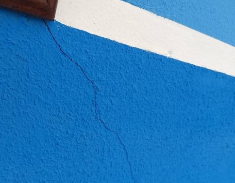 Rachadura na casa de José Henrique Brüning, morador de Rio Branco do Sul, causada pelo tremor de terra desta segunda-feira. | José Henrique Brüning/Divulgação