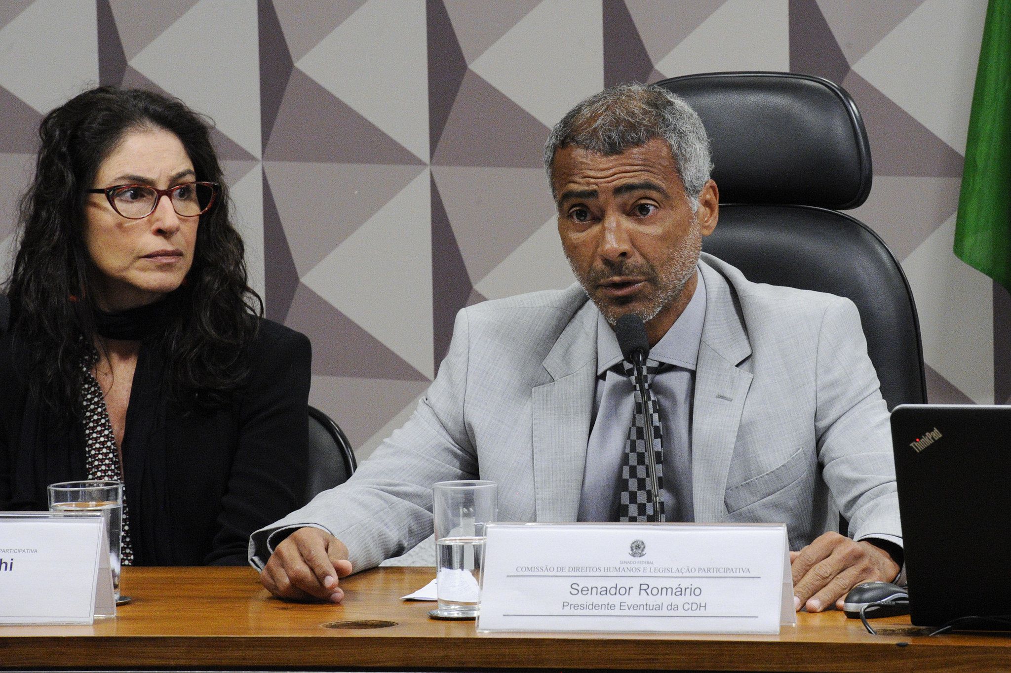 O senador Romário (PSB-RJ), ao lado da antropóloga Mylene Mizrahi, questionou a convicção dos autores da proposta | Edilson Rodrigues/Agência Senado