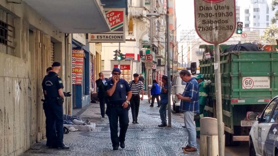 Defensoria Pública barra prefeitura de tirar moradores de rua na Cruz Machado Prefeitura tentou retirar moradores de rua na Cruz Machado nesta quinta-feira (21) | Defensoria Pública/Divulgação