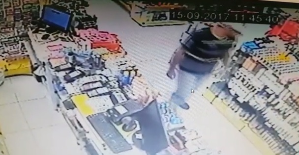 Suspeito entrou na farmácia no início da tarde e foi surpreendido por tiros disparados pelo dono do local | Reprodução Polícia Civil