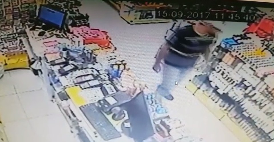 Suspeito entrou na farmácia no início da tarde e foi surpreendido por tiros disparados pelo dono do local | Reprodução Polícia Civil