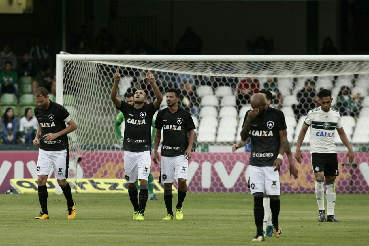 Atacante Roger comemora o segundo gol do Botafogo na vitória sobre o Coritiba. | Daniel Caron/Gazeta do Povo
