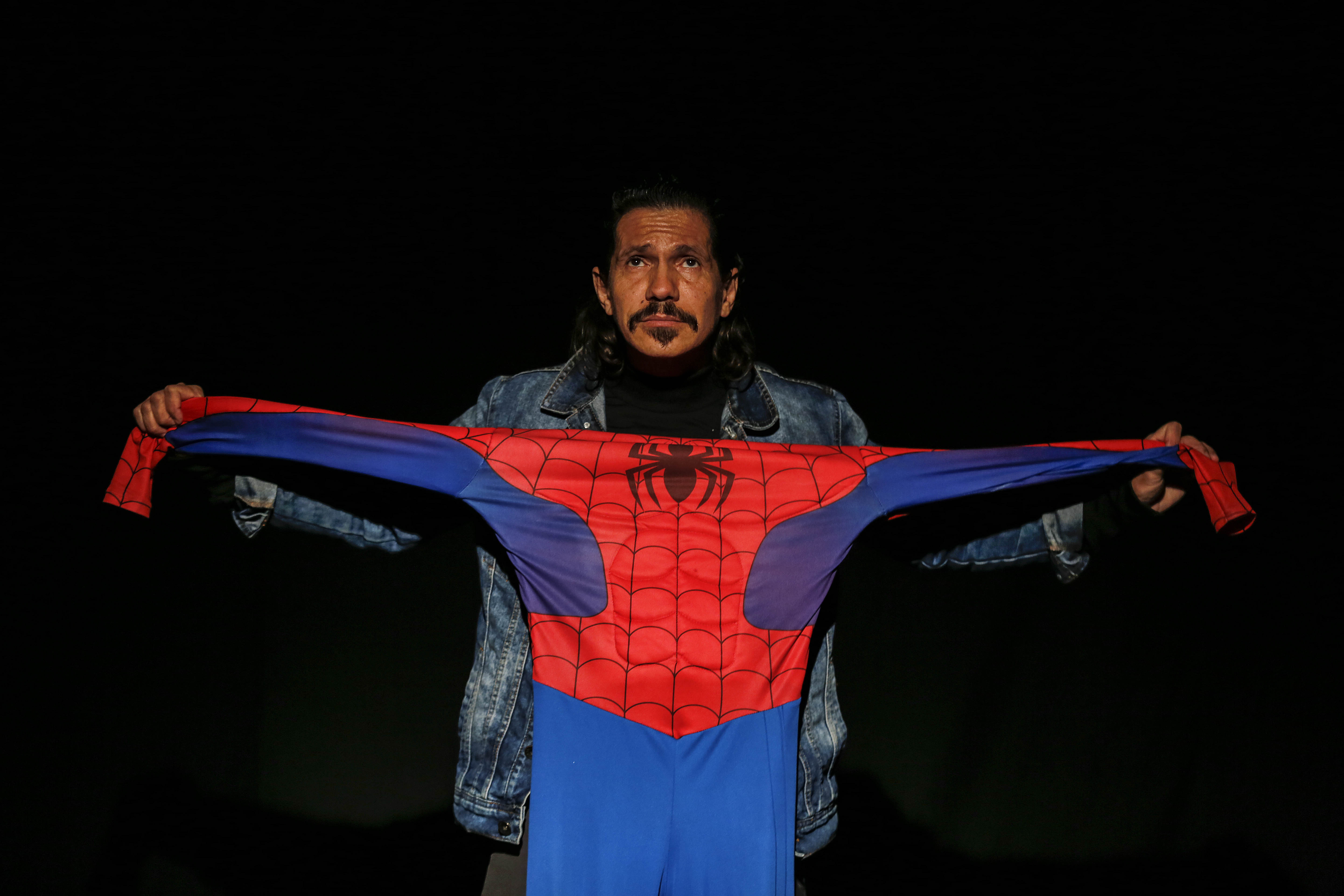 Jota Eme e sua fantasia de Homem-Aranha que foi roubada no último domingo (24) | Jonathan Campos/Gazeta do Povo