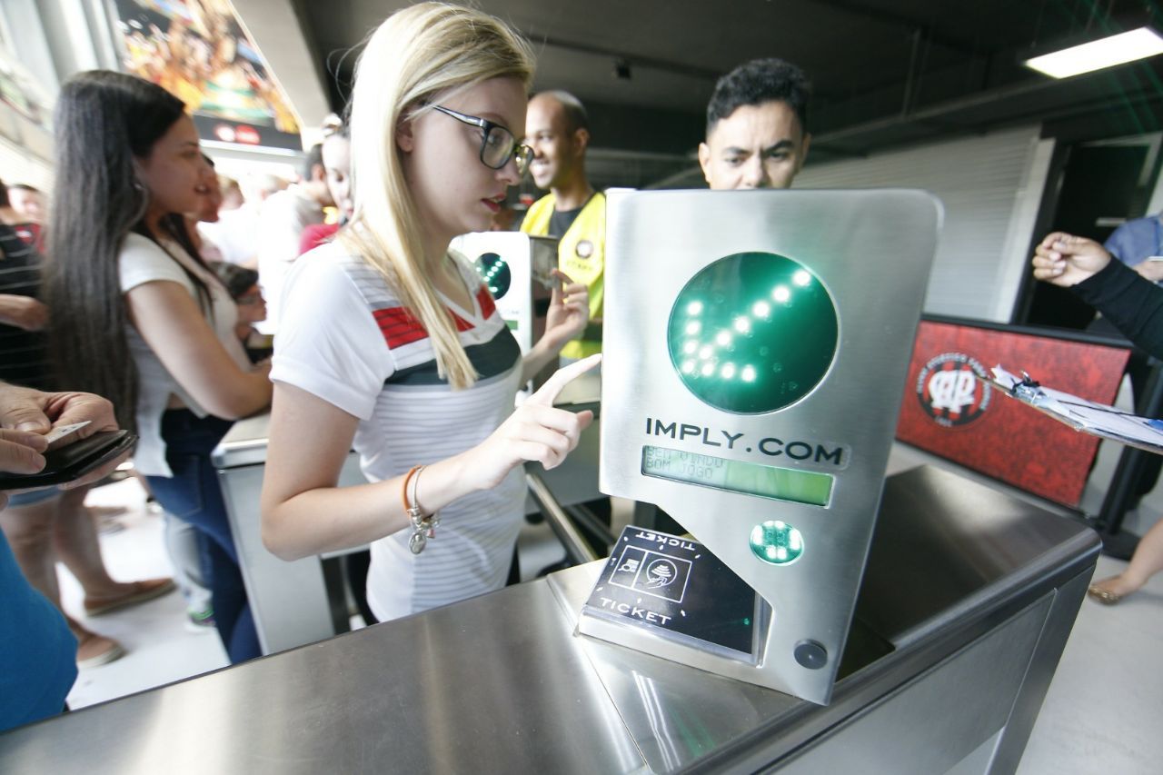 Biometria funcionou sem problemas na Arena. Só quem deixou para a última hora, enfrentou fila. | Albari Rosa/Gazeta do Povo