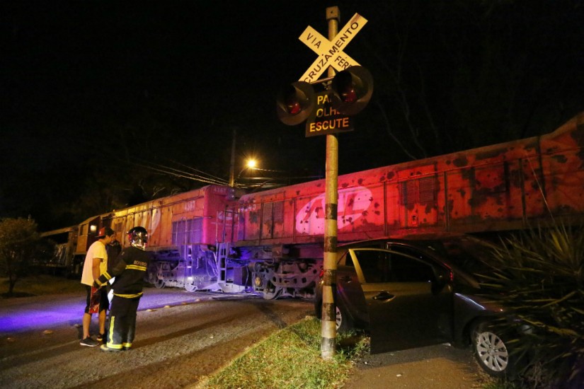 Veículo teve a frente destruída, mas motorista escapou ilesa | Giuliano Gomes/Tribuna do Paraná