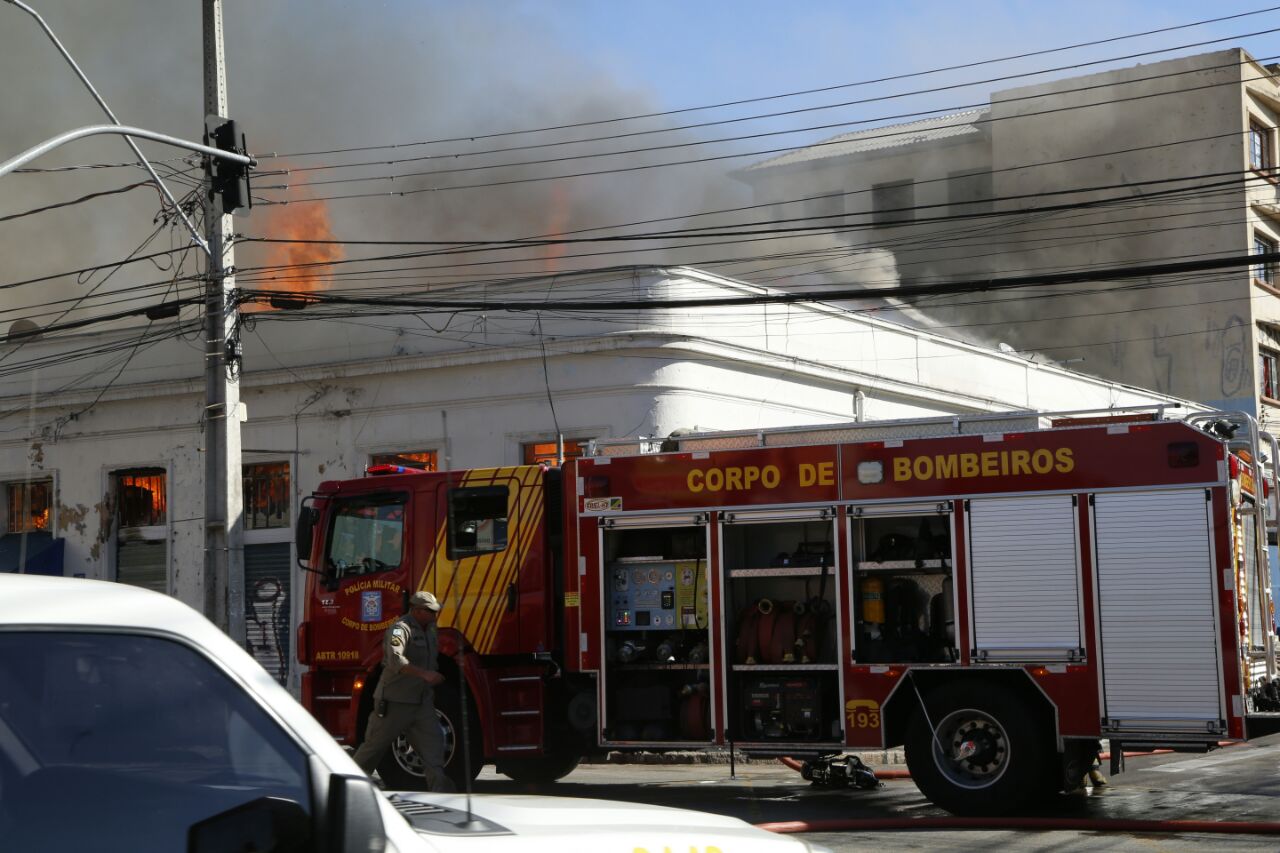 Casarão na esquina das avenidas Marechal Floriano Peixoto e Iguau foi incendiado no início da tarde desta segunda. | Átila Alberti/Tribuna do Paraná