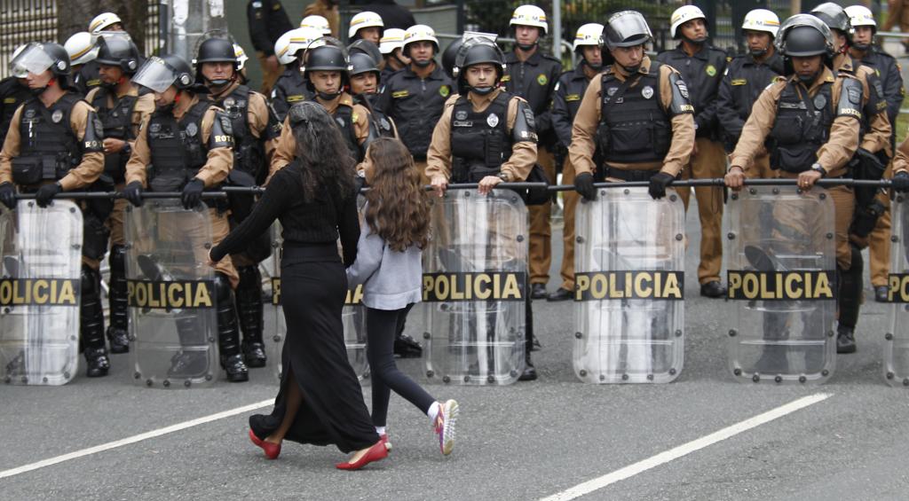 PM informa que apenas a rua da frente do prédio da Justiça Federal será totalmente bloqueada | Jonathan Campos/Gazeta do Povo