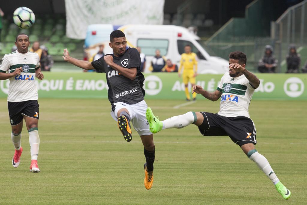 Para o lateral Léo, paciência do torcedor já vai se esgotar se Coxa não voltar a vencer. | Daniel Caron/Gazeta do Povo