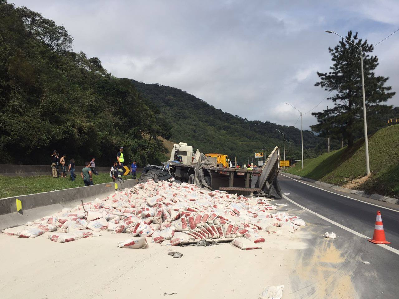Caminhoneiro perdeu o controle do veículo e tombou na pista, esparramando uma carga de ração. | Eduardo Guimarães/Divulgação PRF