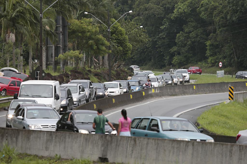 Autoridades pedem que motoristas não reduzam velocidade para ver acidentes | Albari Rosa/Gazeta do Povo