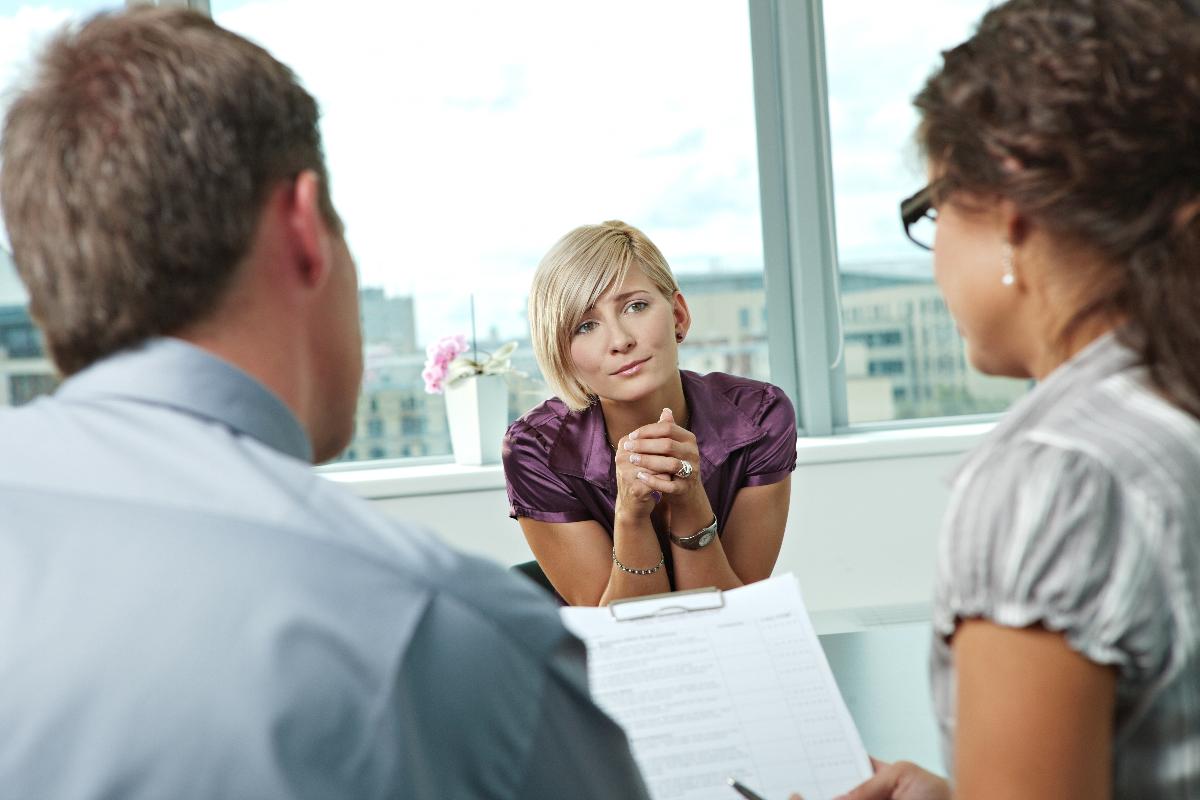 Mesmo com fluência, a insegurança pode prejudicar o candidato que não leva as respostas mais importantes já preparadas para a conversa com o recrutador. | Bigstock