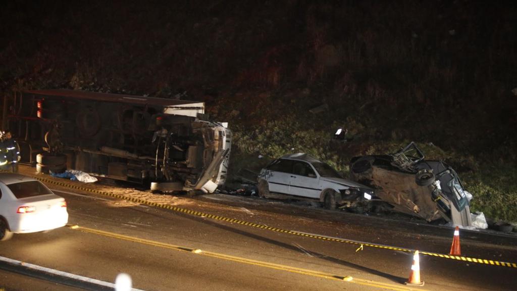 Uma pessoa e duas pessoas ficaram feriadas no acidente | Lineu Filho/Tribuna do Paraná