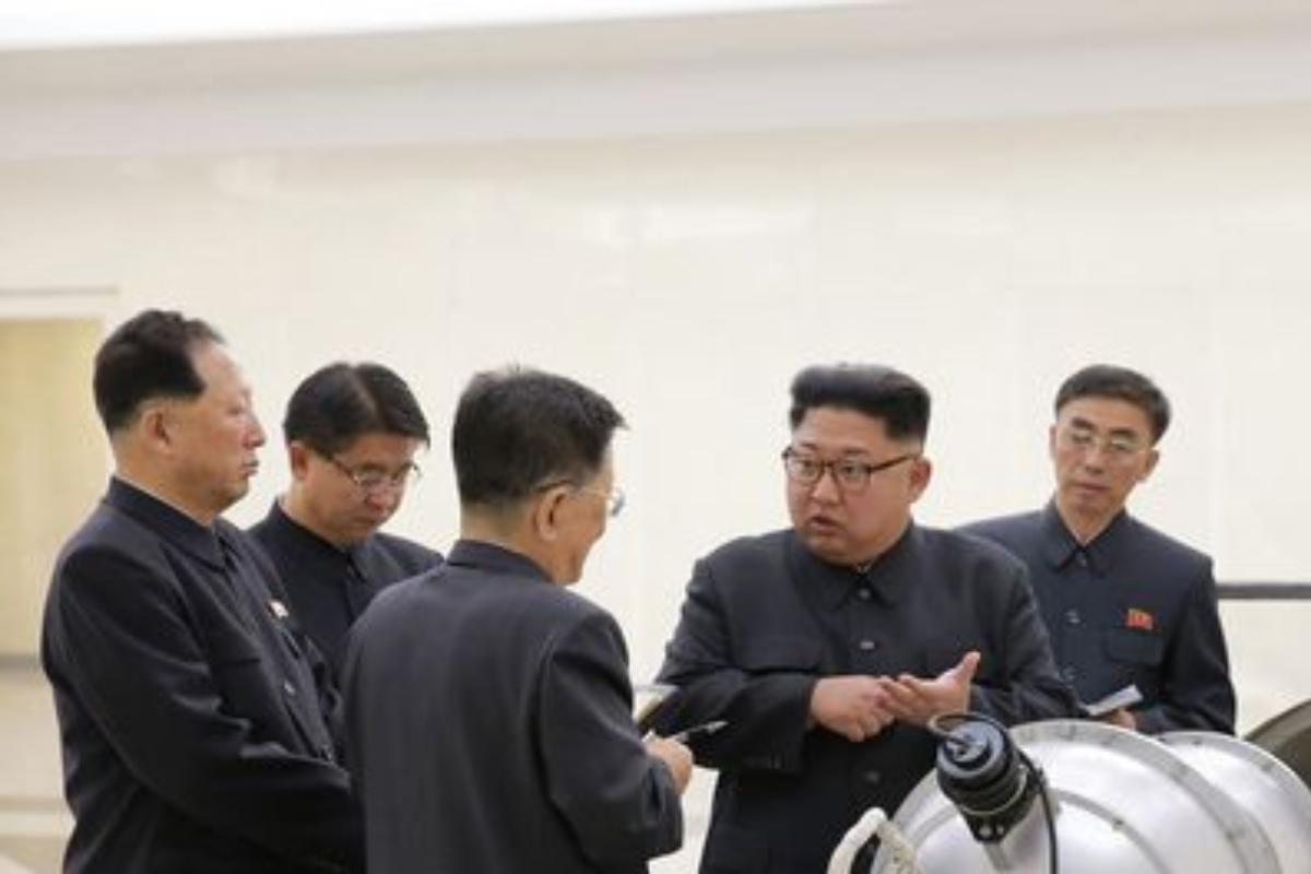 Foto divulgada pela agência estatal de notícias da Coreia do Norte, a KCNA, mostra Kim Jong-Un inspecionando armas nucleares em um local não revelado | KCNA