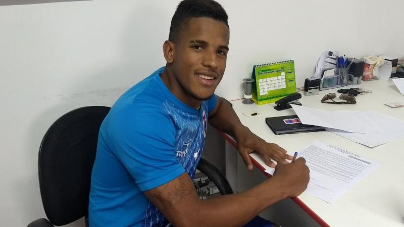 Vitor Feijão durante a renovação de contrato. | /Divulgação Paraná